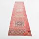 Tapis couloir vintage corail et beige aux motifs orientaux adoucis