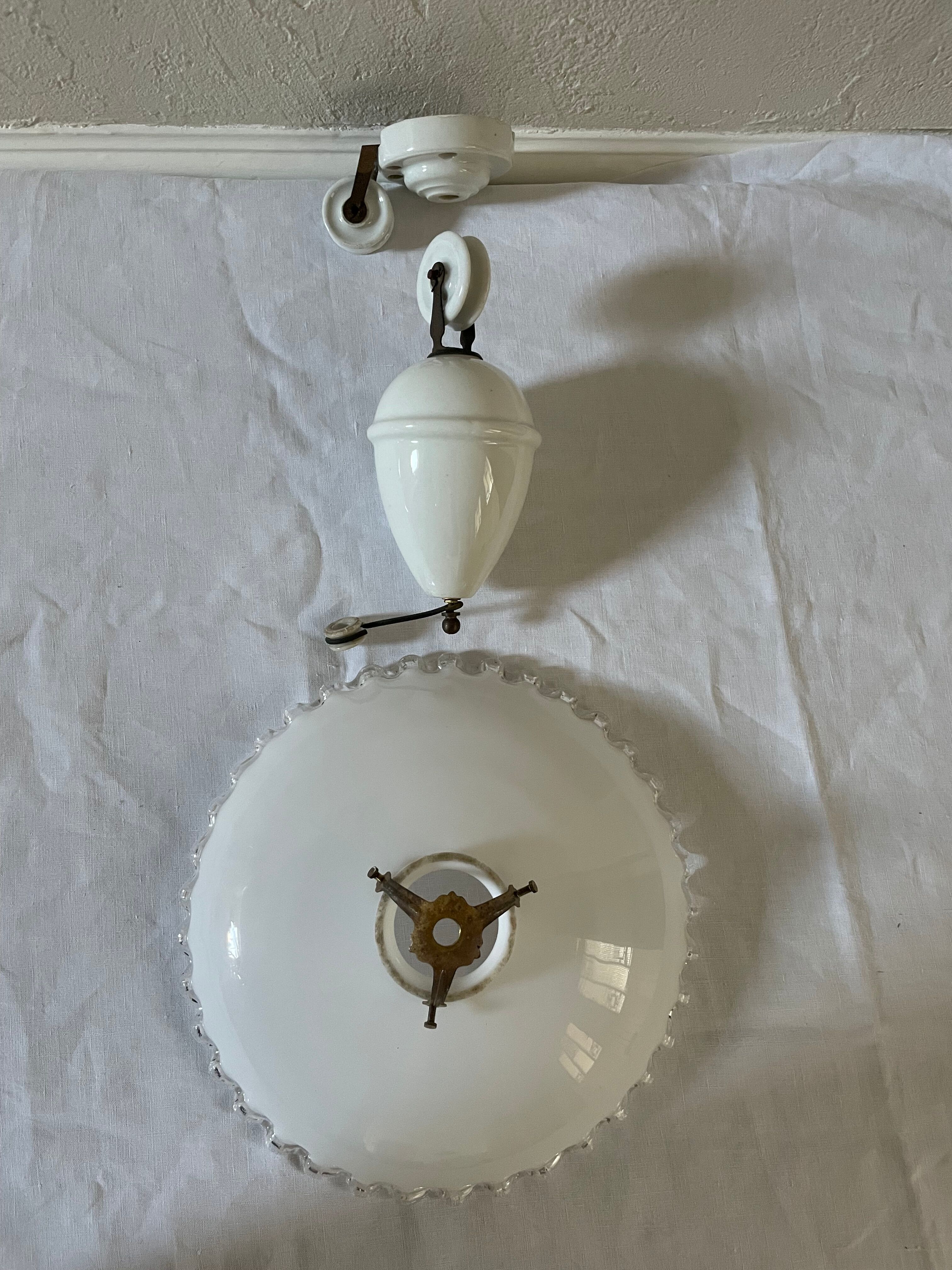 Opaline suspension with counterweight