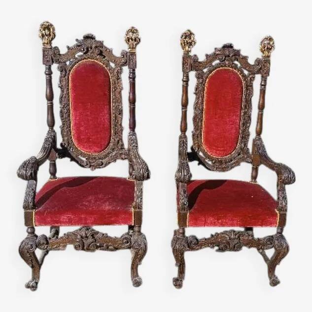 Paire de fauteuils anciens, sculptés en noyer.