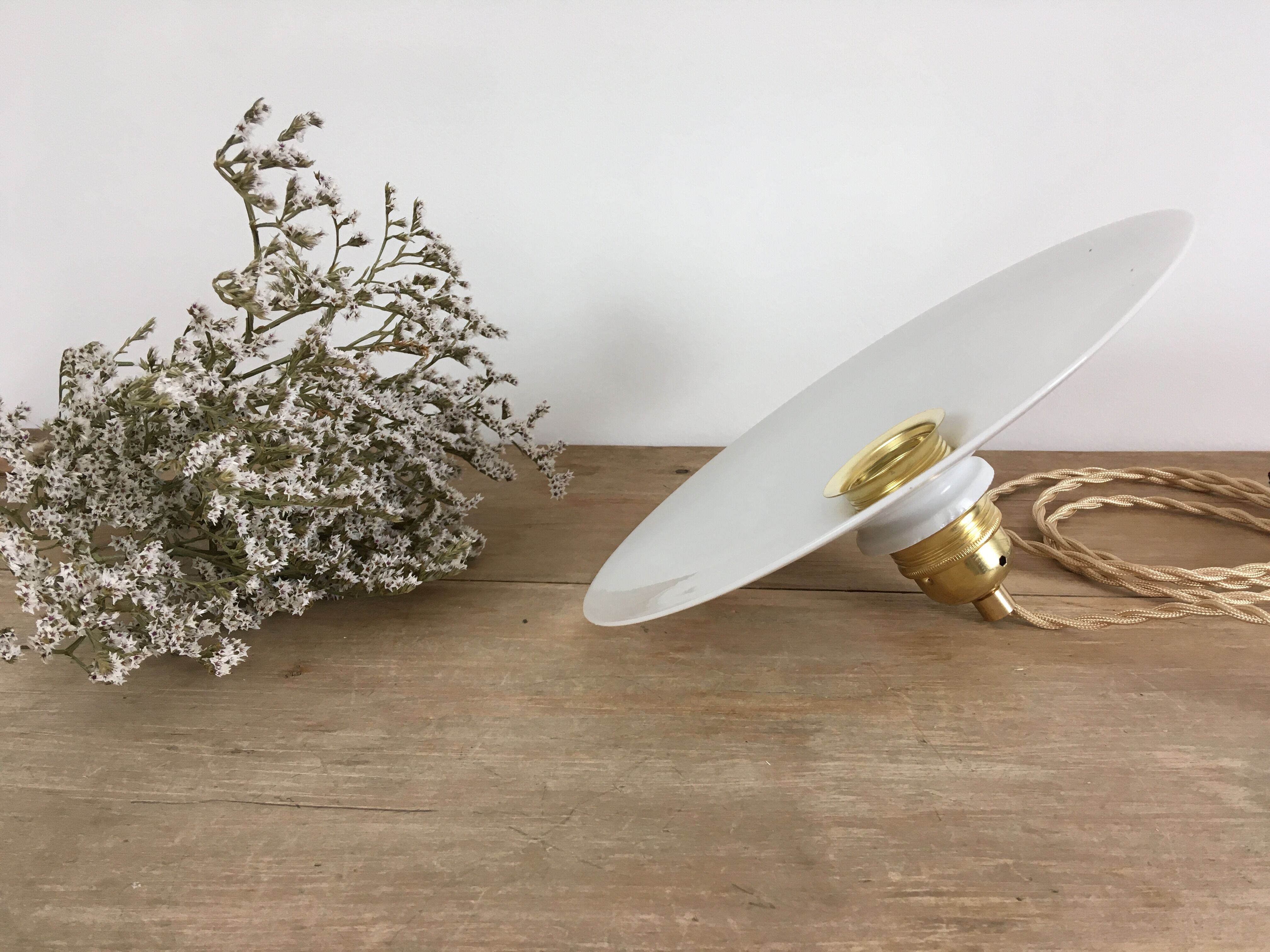 Pair of opaline suspensions