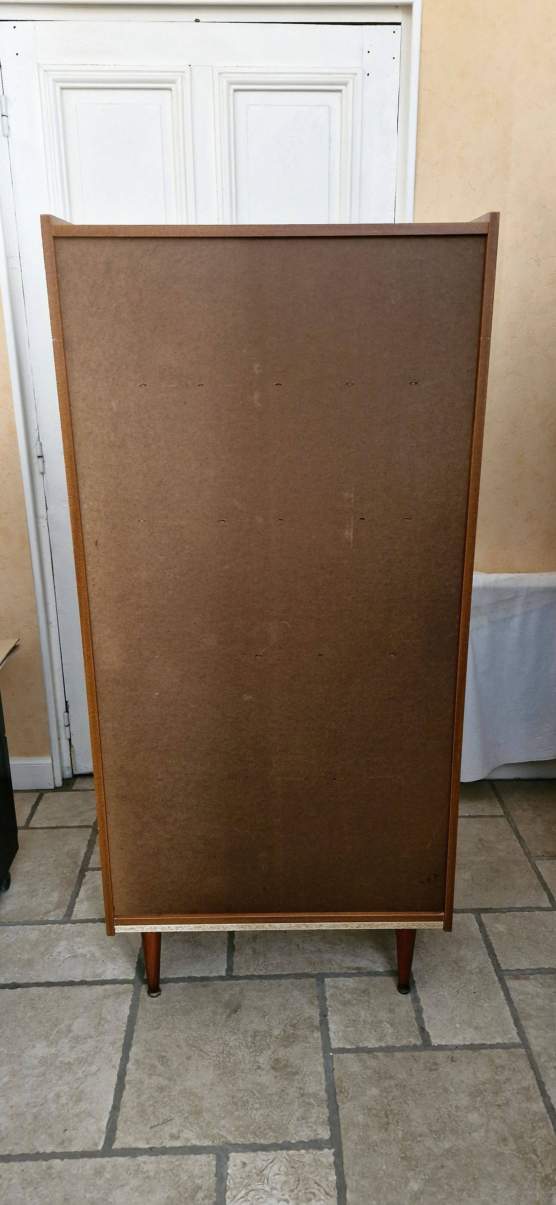 Vintage: Wooden display cabinet with 5 shelves, 4 wooden legs.