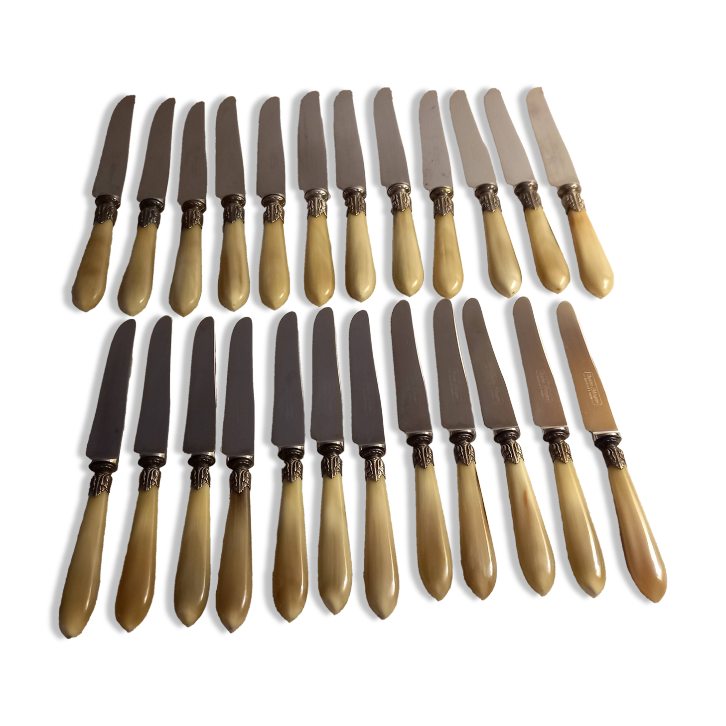 Cutlery set with 24 knives