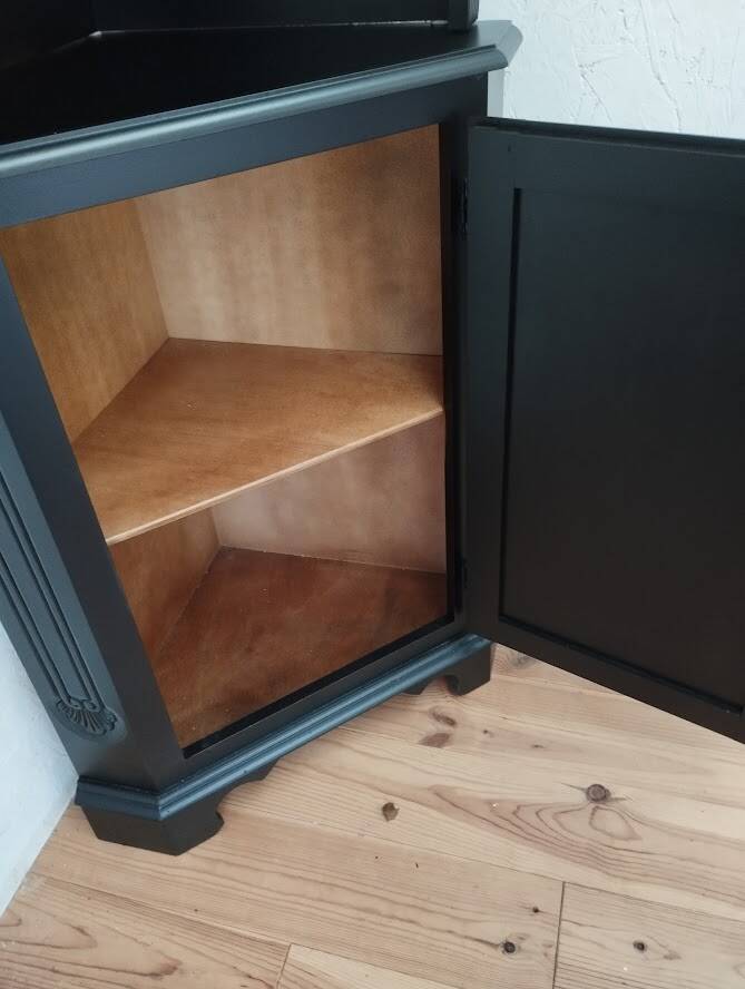 Corner cabinet