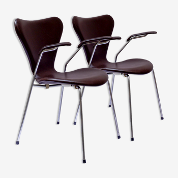 Paire de chaises modèle 3207 par Arne Jacobsen pour Fritz Hansen