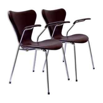 Paire de chaises modèle 3207 par Arne Jacobsen pour Fritz Hansen