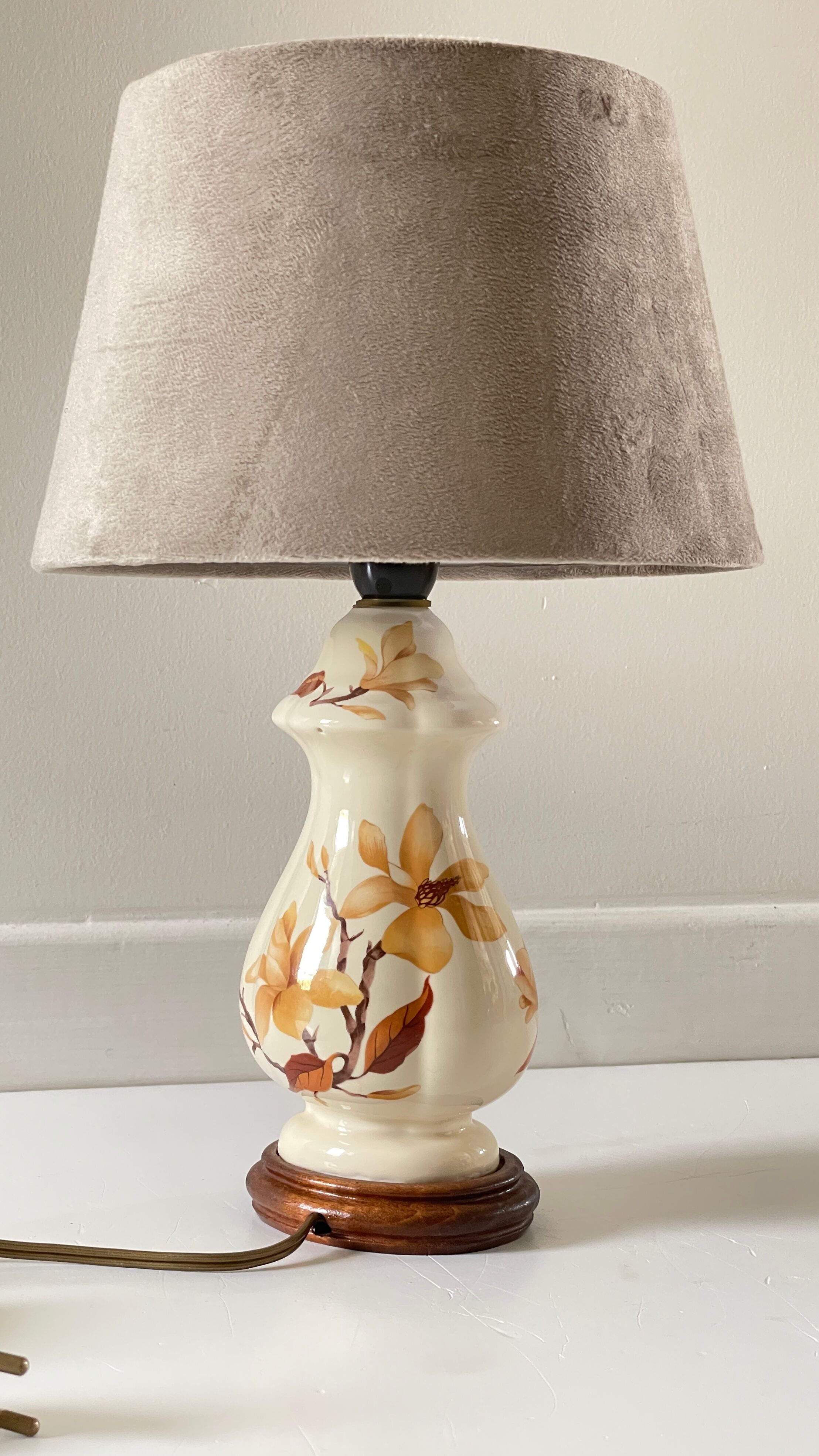 Lamp with vintage ceramic and velvet magnolias