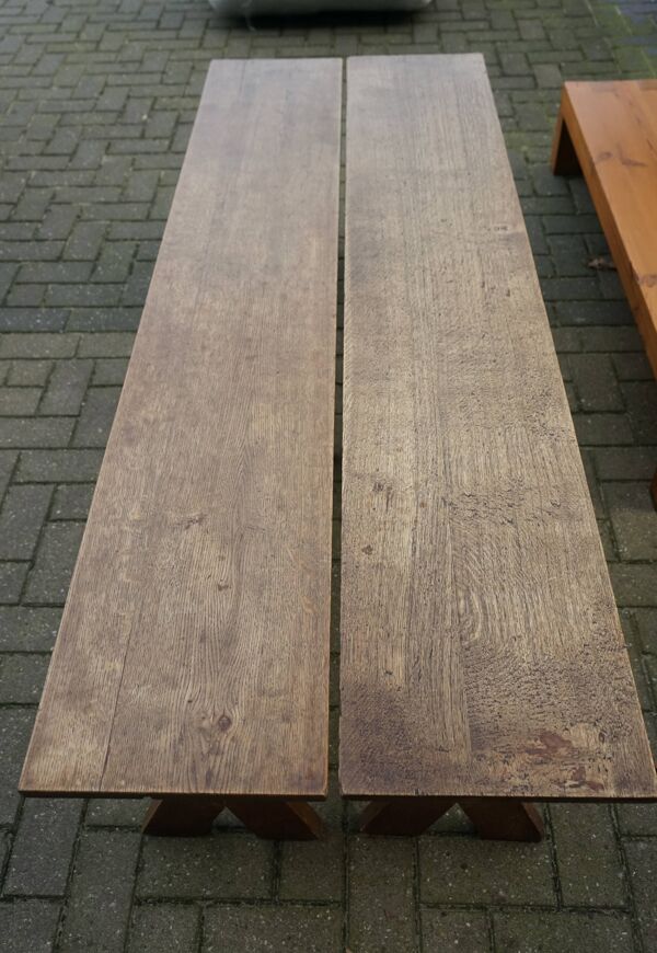 Paire de bancs rustiques de style ferme en bois de cerisier et de chêne, structure en X, années 1940