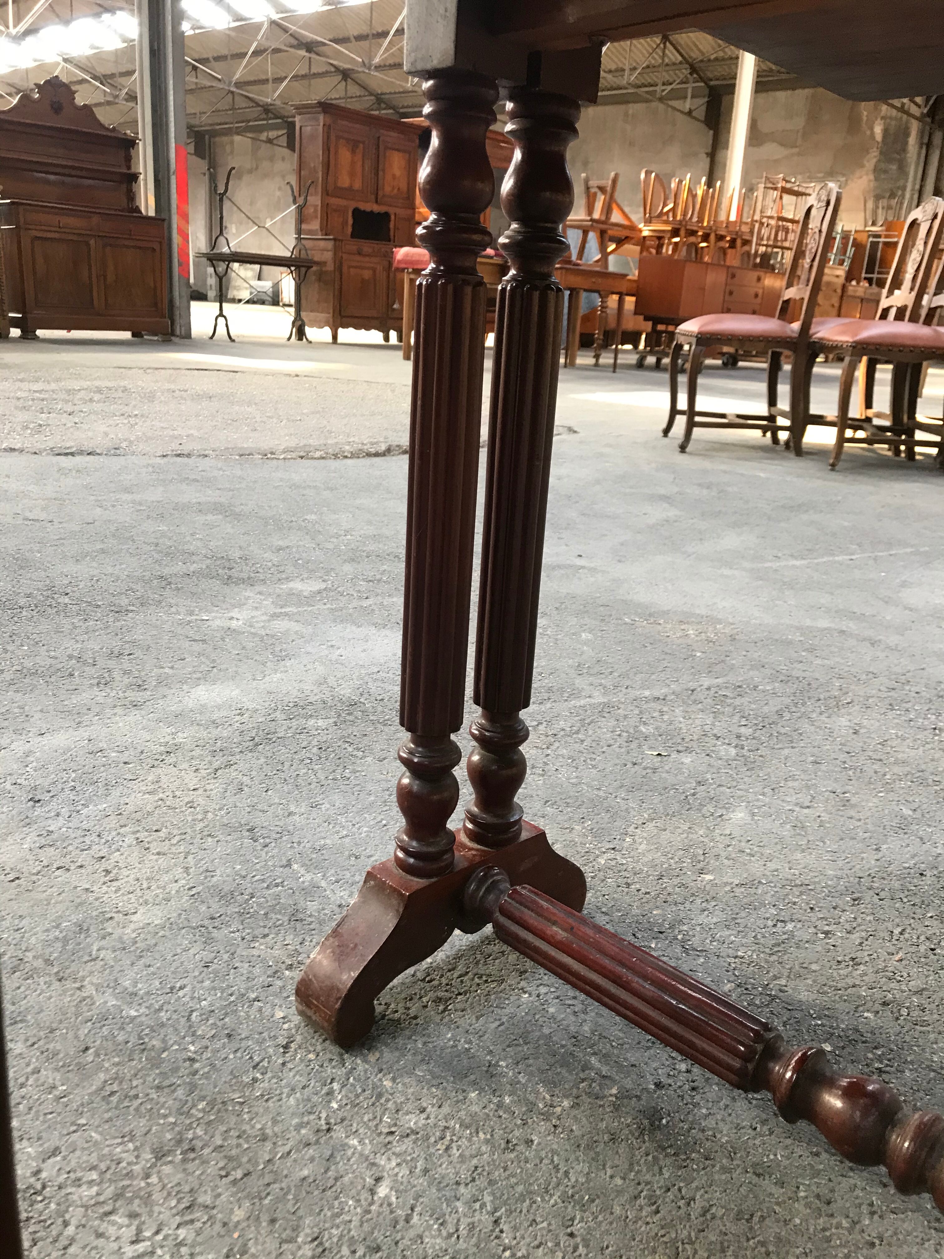 Gateleg table in solid mahogany