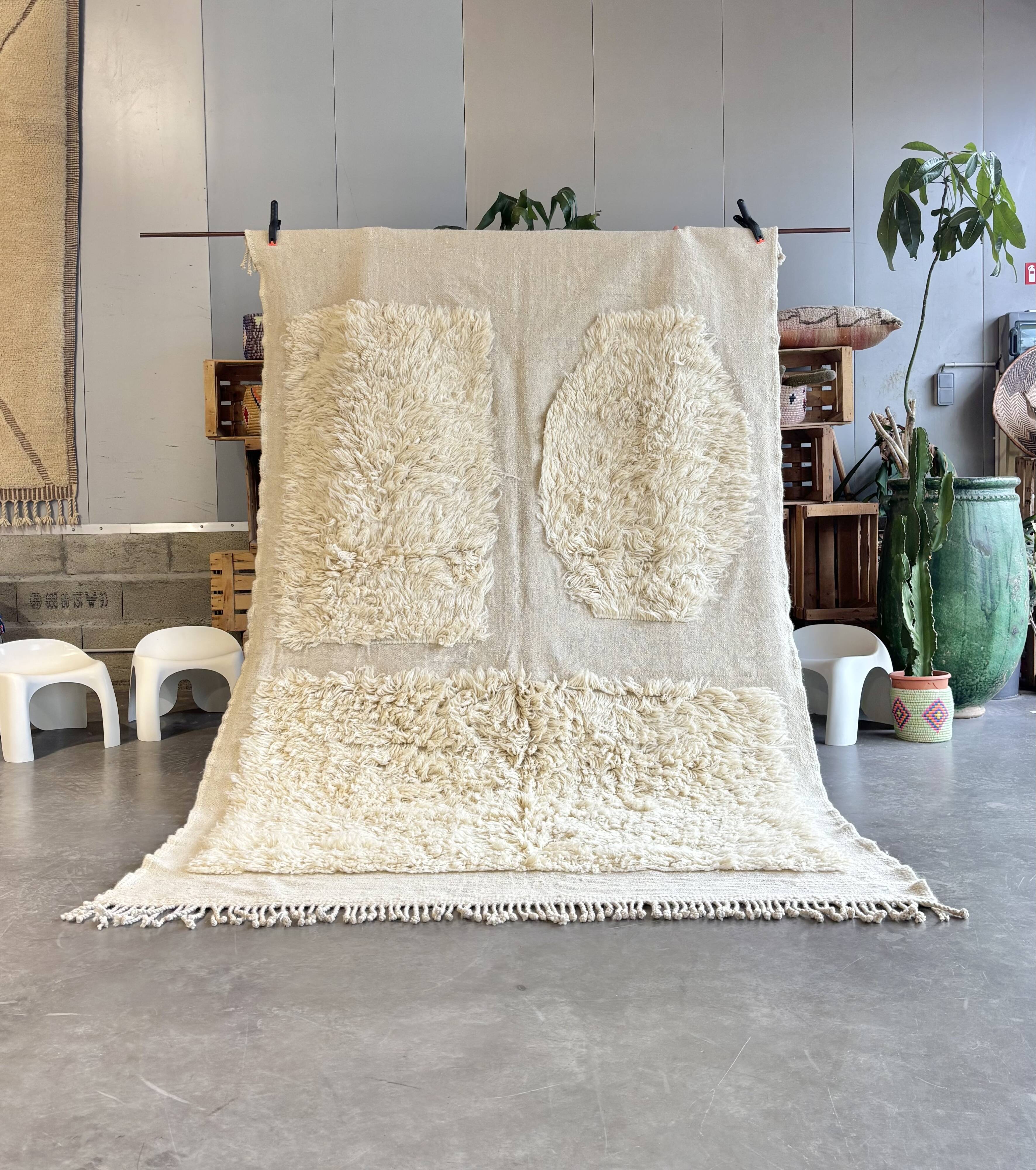 Tapis Beni Ouarain marocain en laine écrue