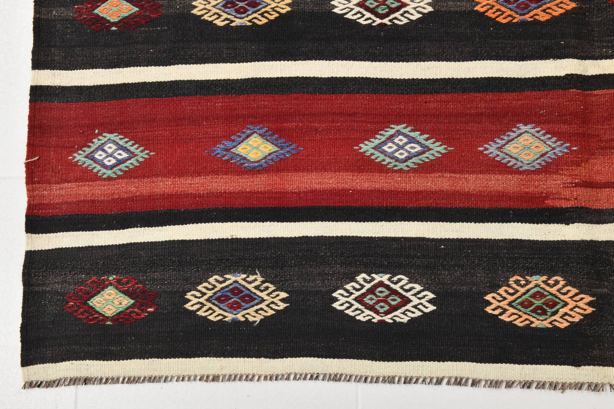 Tapis kilim persan rouge et noir fait main 5x7, 168x228 cm