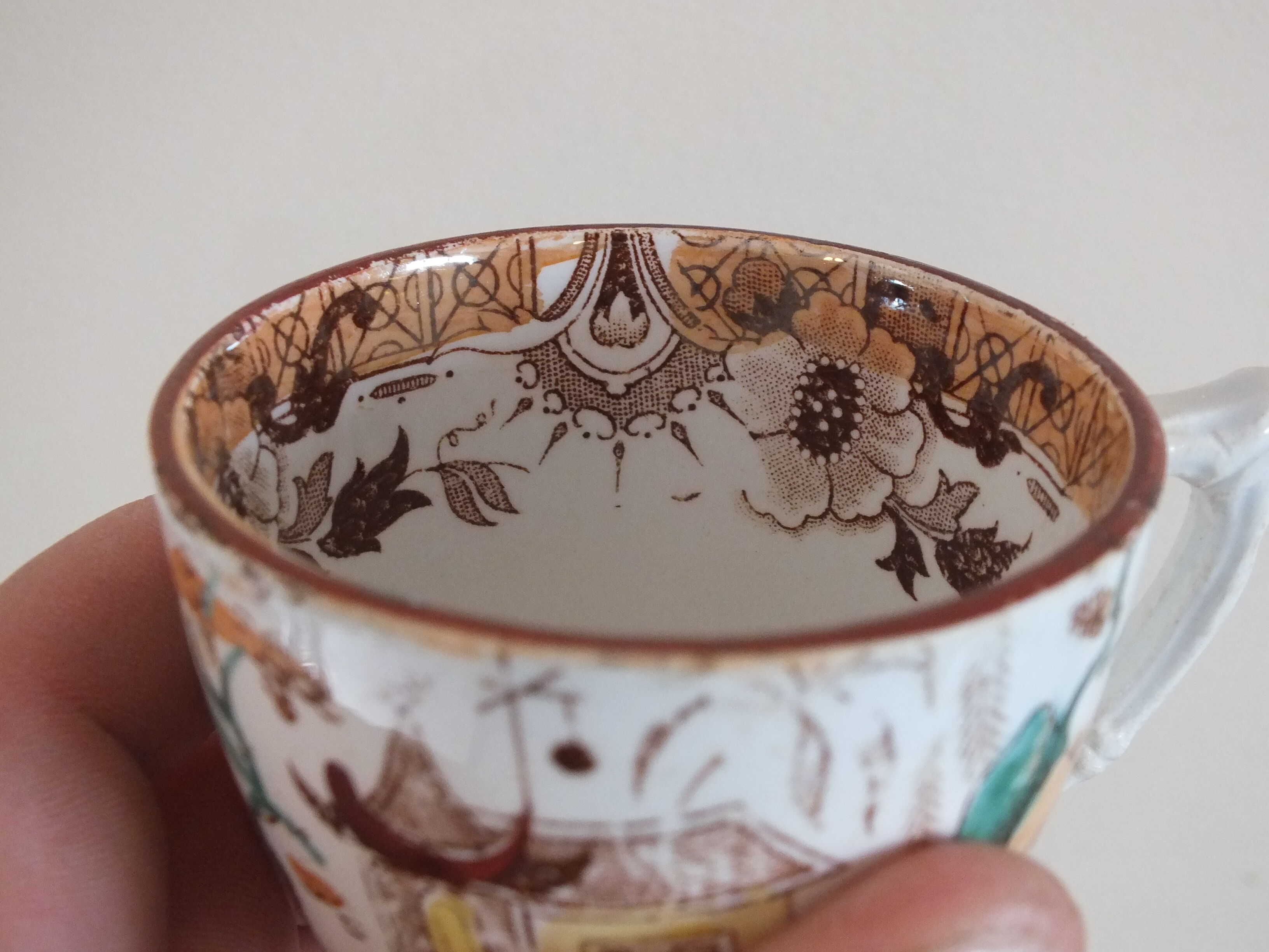 6 teacups in Japanese décor tiled at the Pagoda