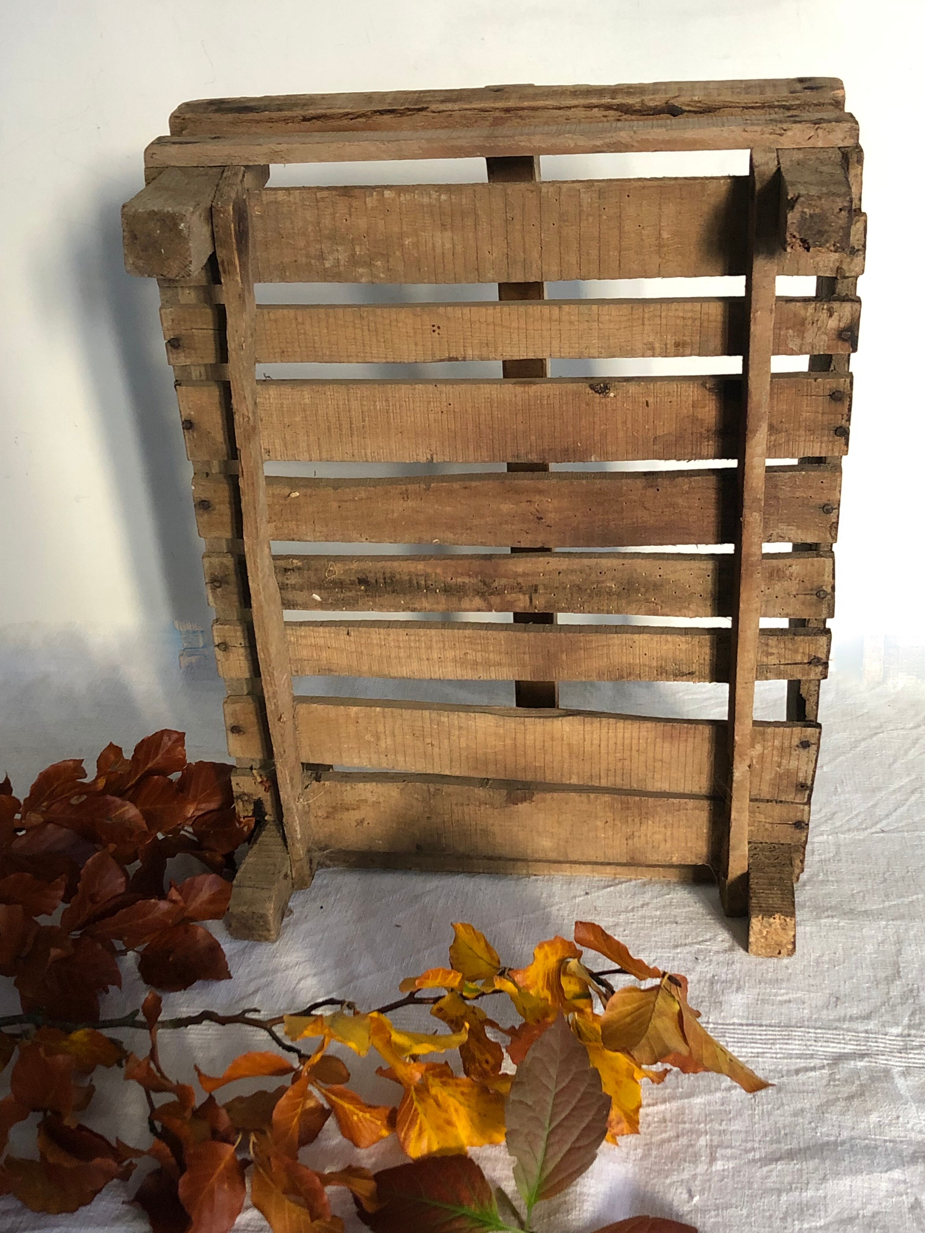 Wooden shelf with handle, garden basket