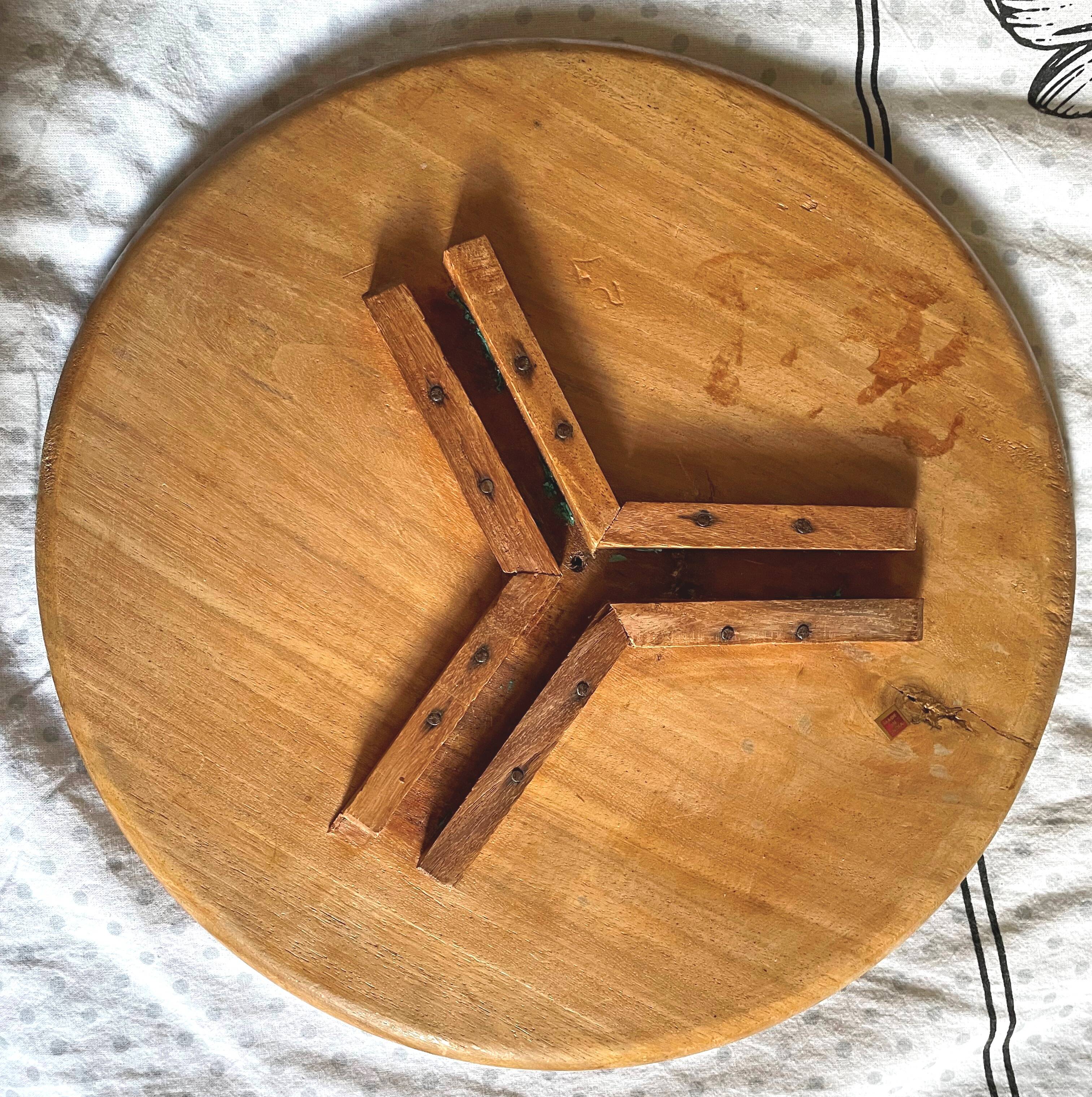 Petite table d’appoint ancienne – bois sculpté et marqueterie