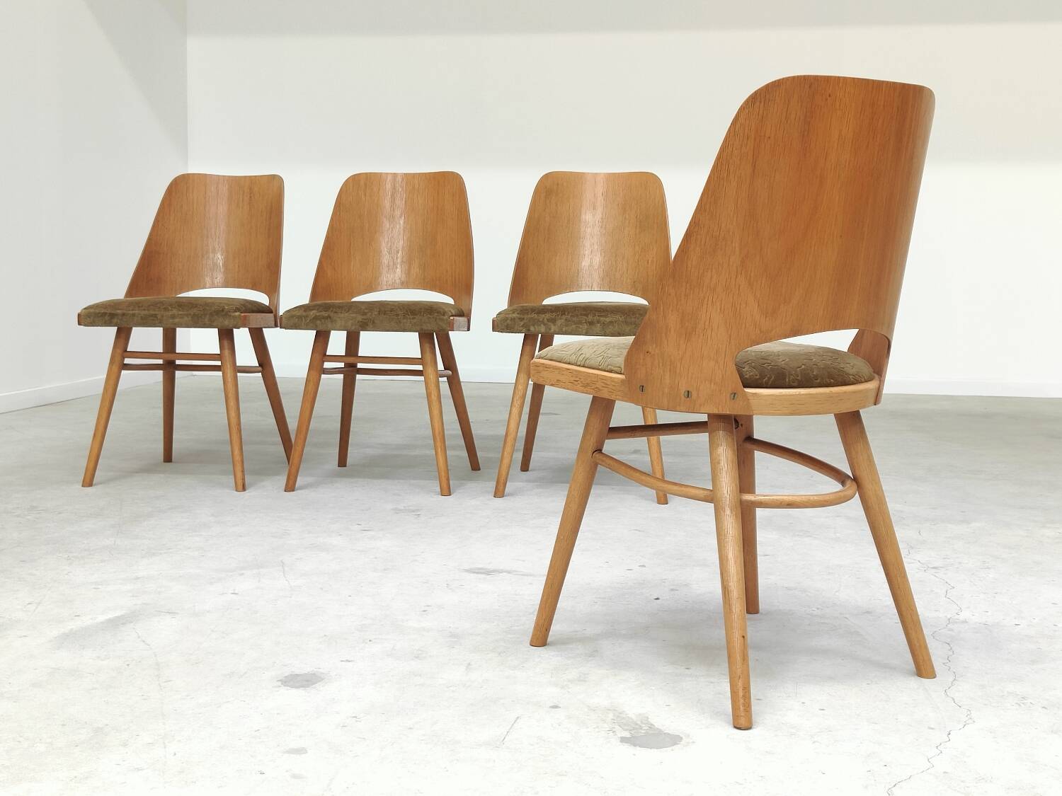 Set of 4 chairs model 514 by Radomir Hofman for Ton 1960