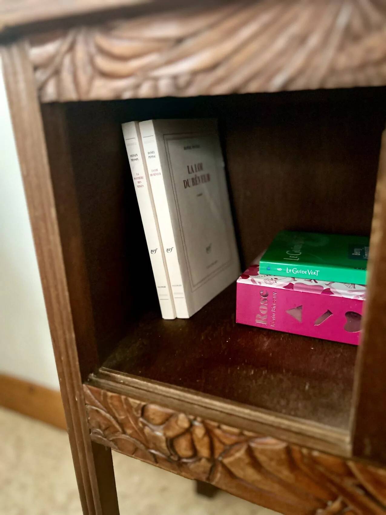 Petit meuble art déco aux portes coulissantes, atypique et joli