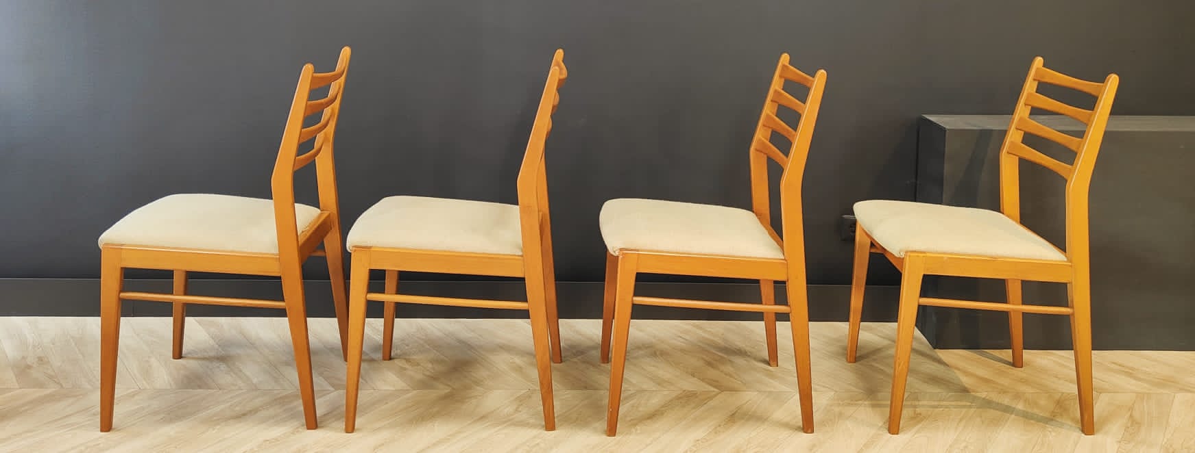 Set 4 dining table chairs