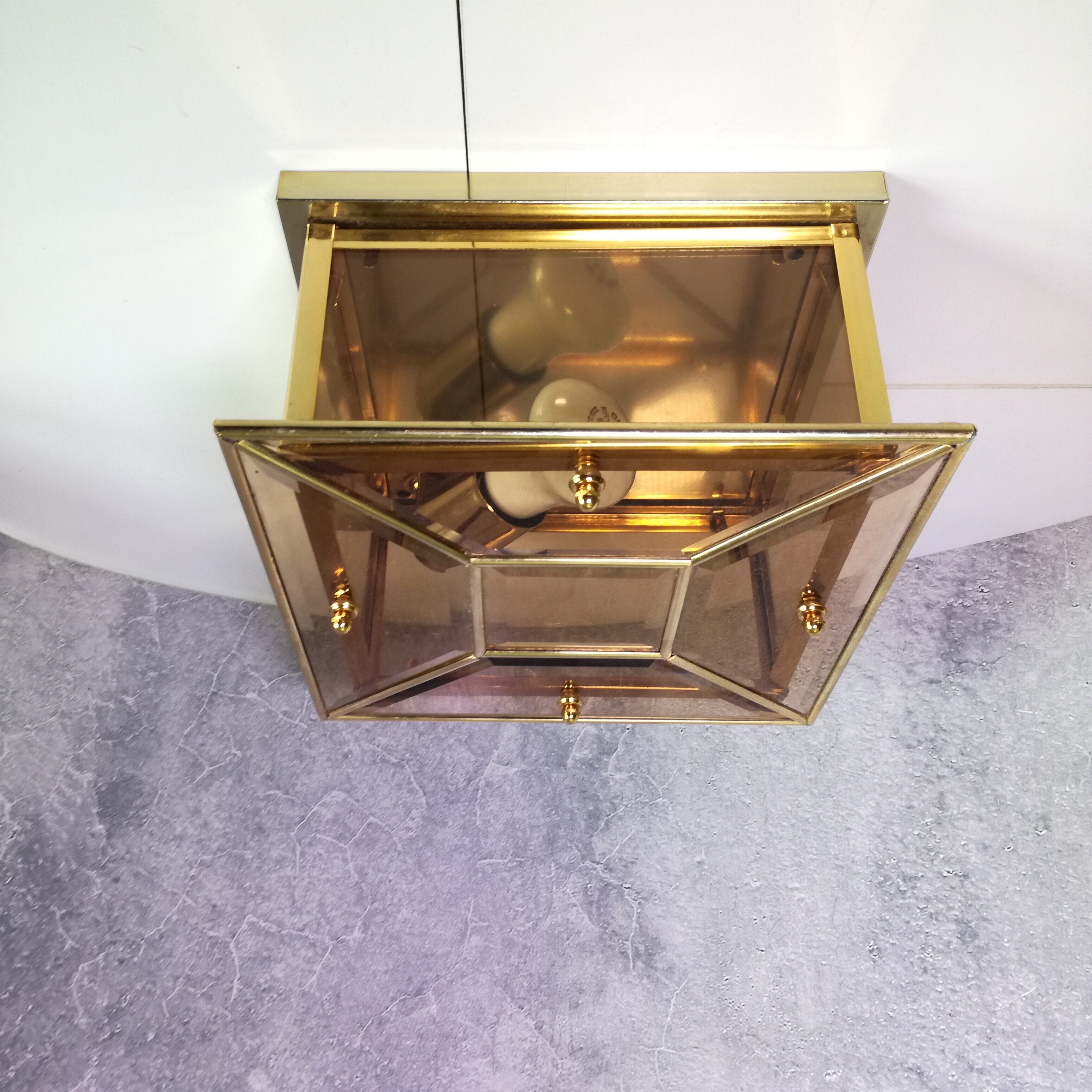 Plafonnier ou applique carré en laiton, en verre biseauté et teinté 1970