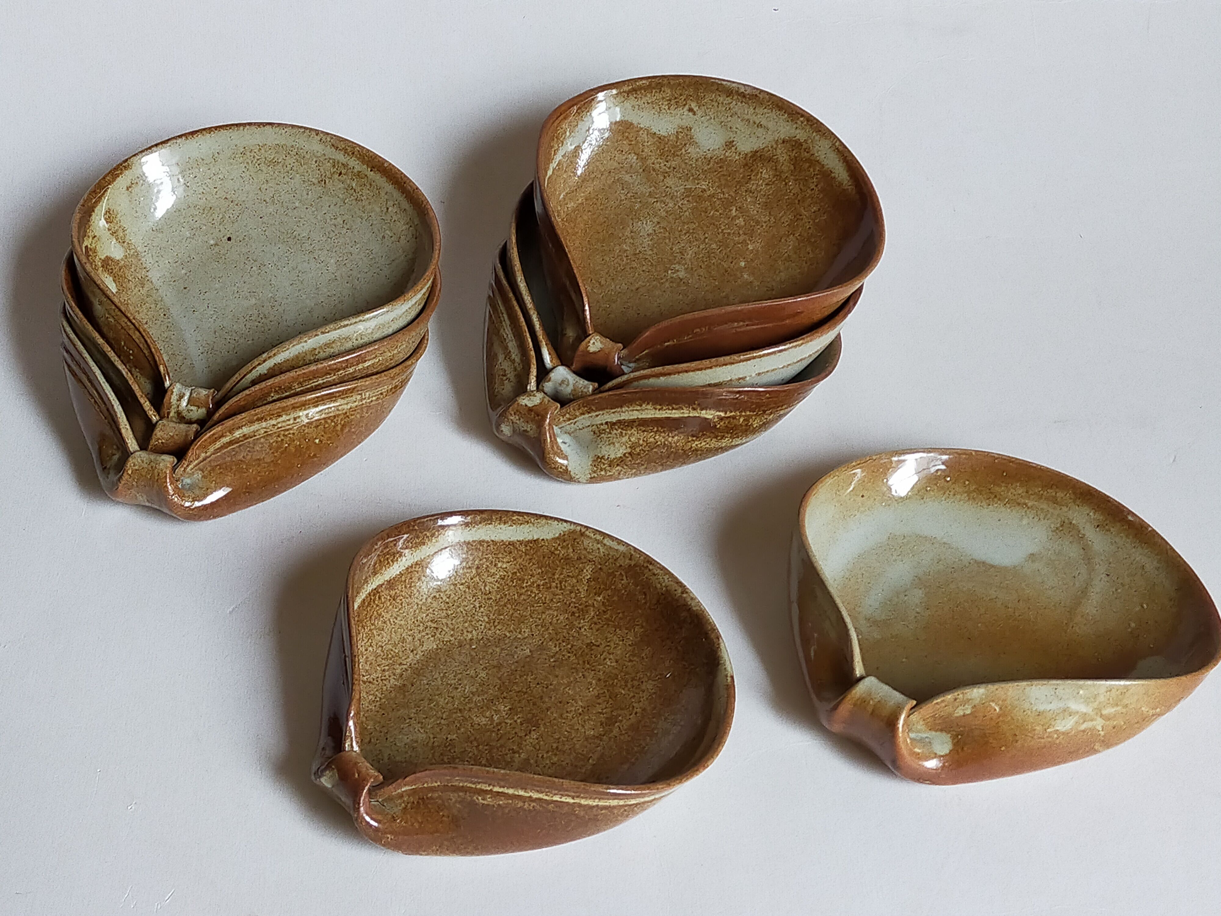 Huit ramequins "coquilles" grès de potier émaillé vintages