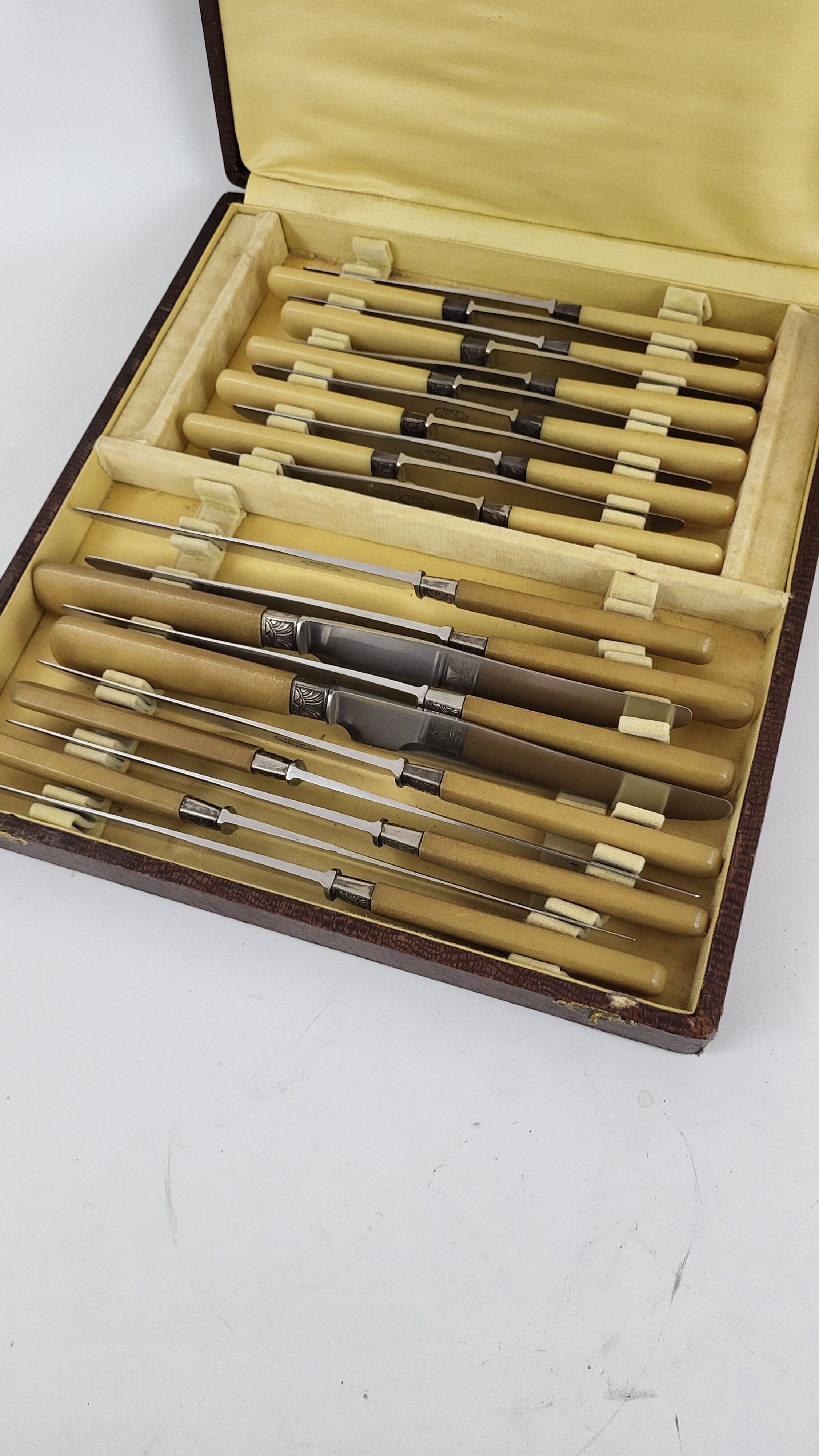 Service 21 knives handle bakelite steel blade