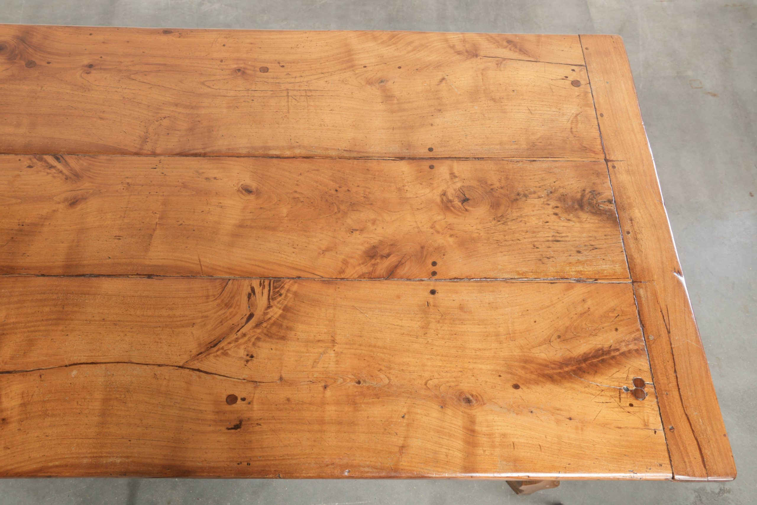French dining table from the 18th century with a fruitwood top and oak base
