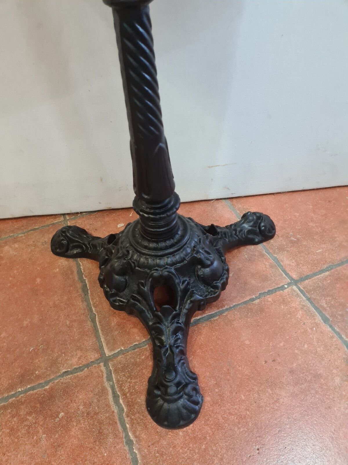 Table in marble and cast iron pedestal table