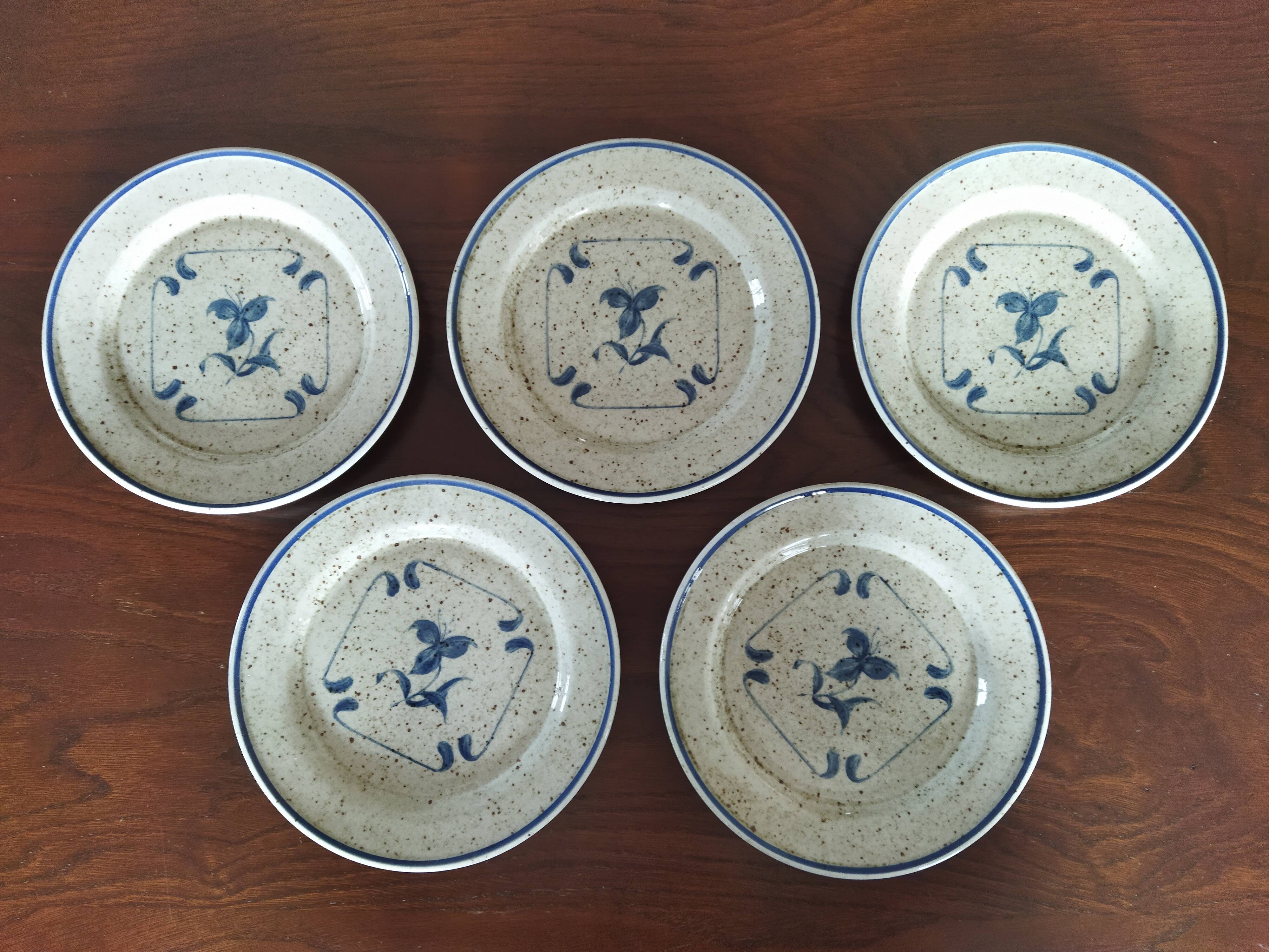 9 assiettes à dessert en porcelaine de Sologne