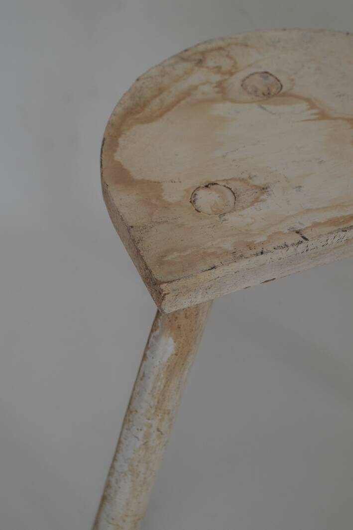 Half-moon tripod stool