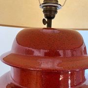 Lampe à poser en céramique rouge