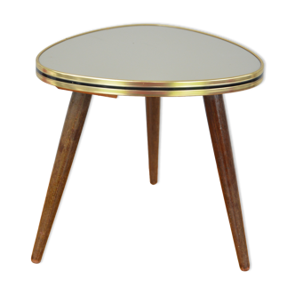 Tripod pedestal table