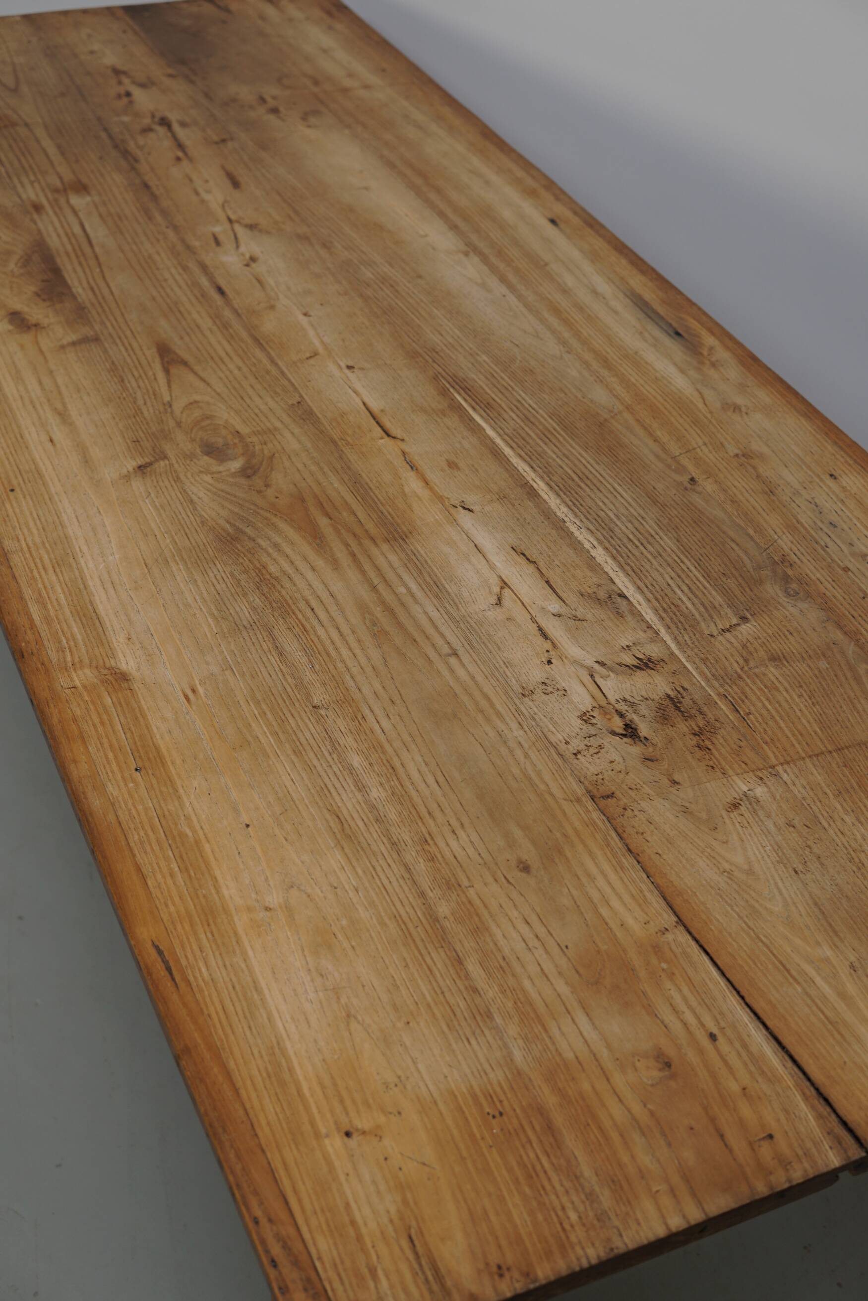 Table à manger rustique en chêne antique du début du 20e siècle.