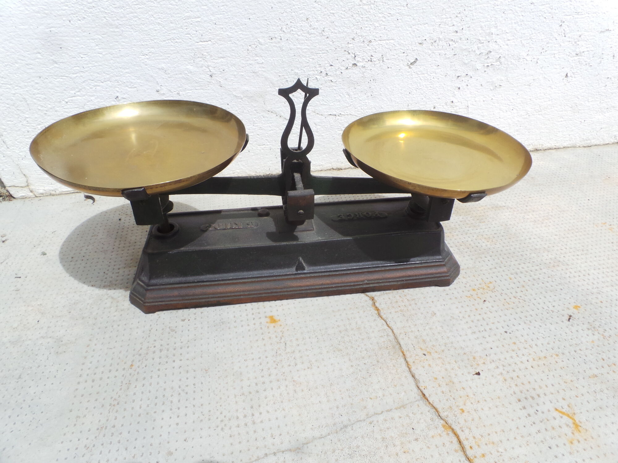 Old cast iron scale and brass trays force 5 kilos