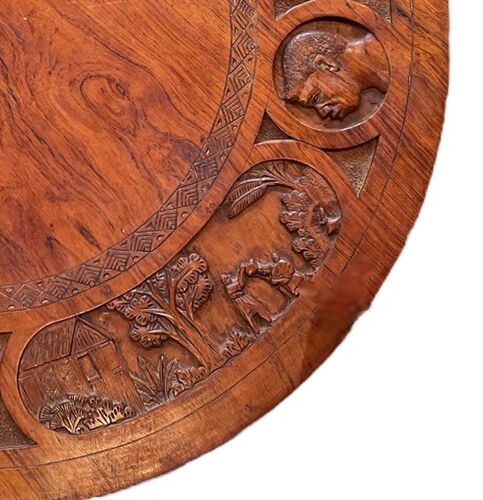 Table basse circulaire tripode en bois sculpté