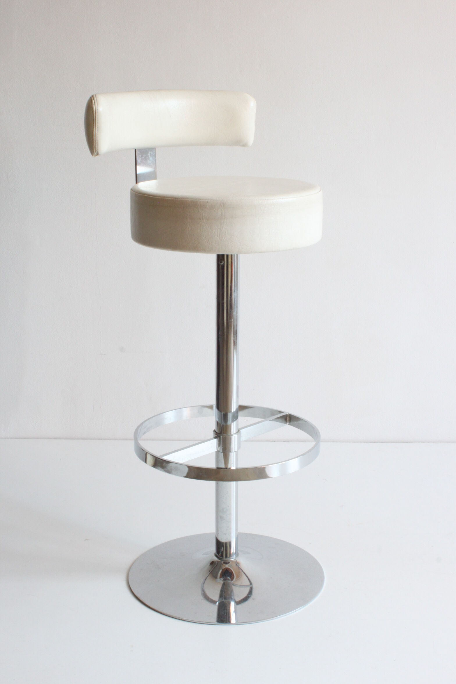 Chrome bar stool in white skai, 1960s.