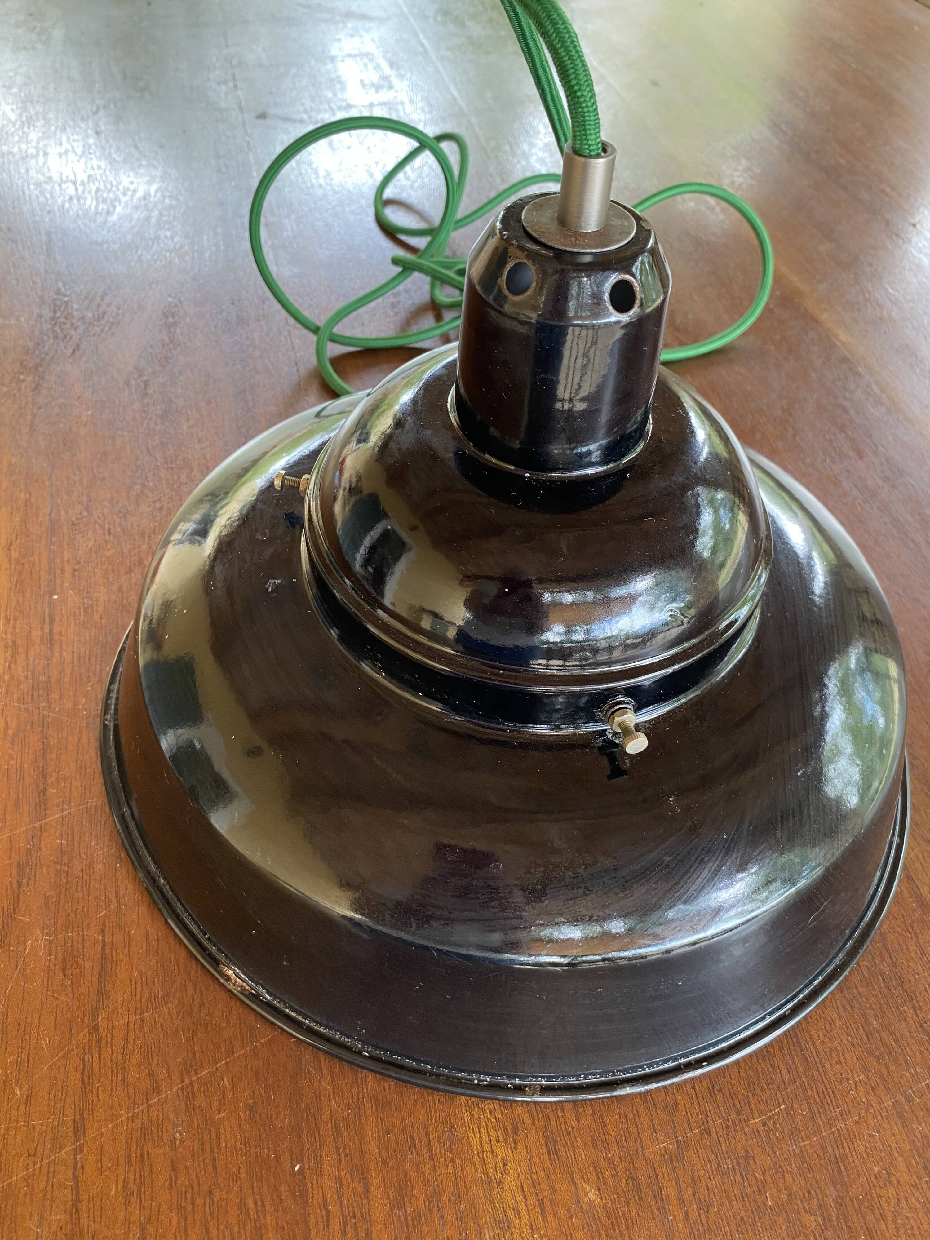 Enamelled sheet metal pendant light, fabric cable