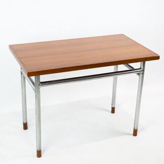 Table basse en teck et pieds en métal, conçue par Hans J. Wegner, années 1960