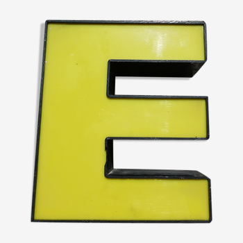 Lettre "E" d'enseigne industrielle jaune et noire