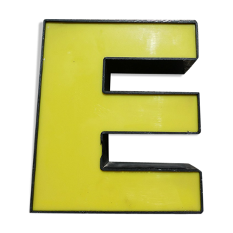 Lettre "E" d'enseigne industrielle jaune et noire