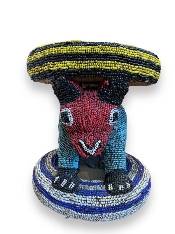 Tabouret table basse zoomorphe perles