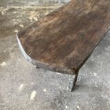 Grande table basse arrondie en teck asiatique ancien