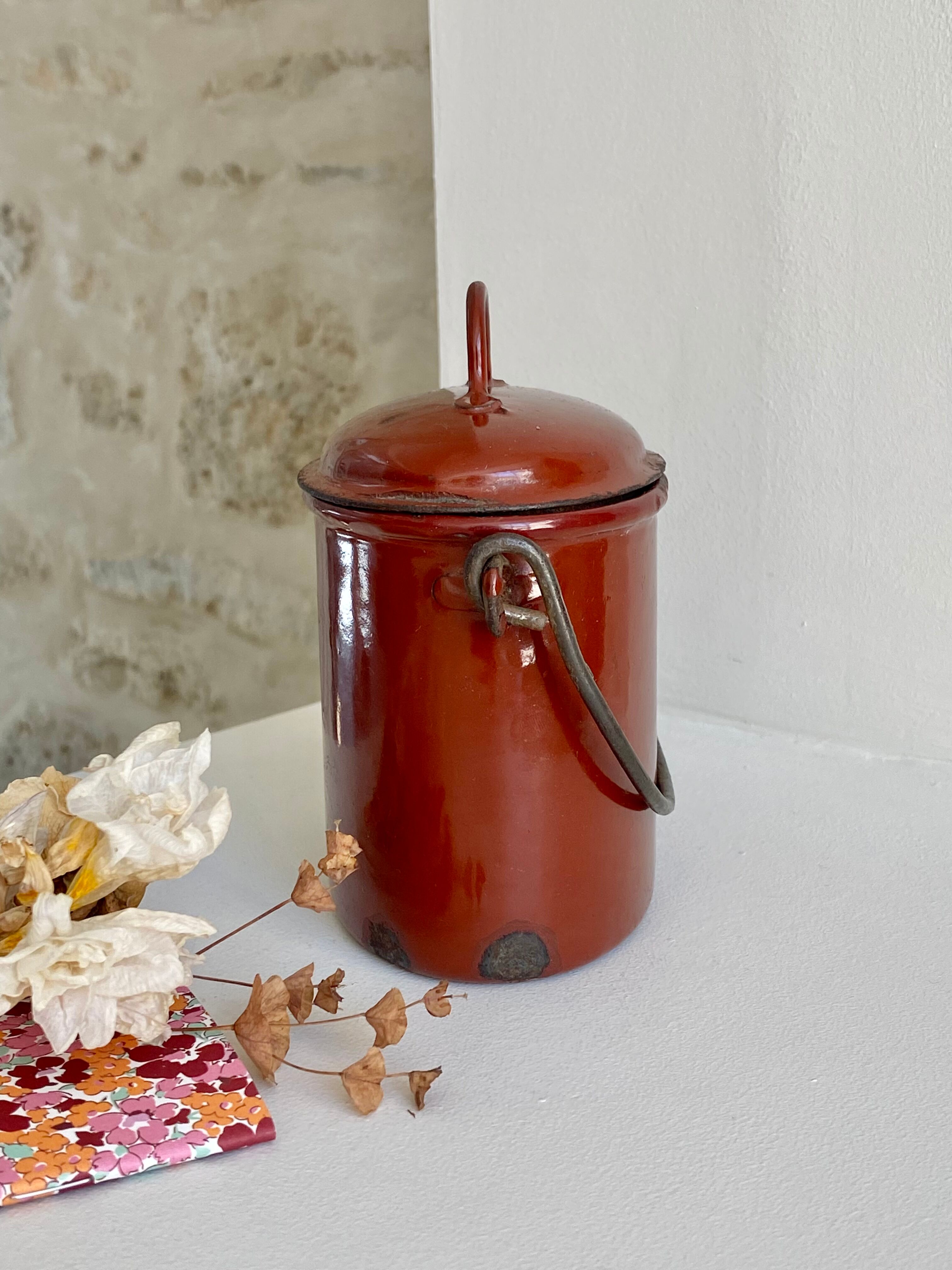 Enamelled sheet metal canteen