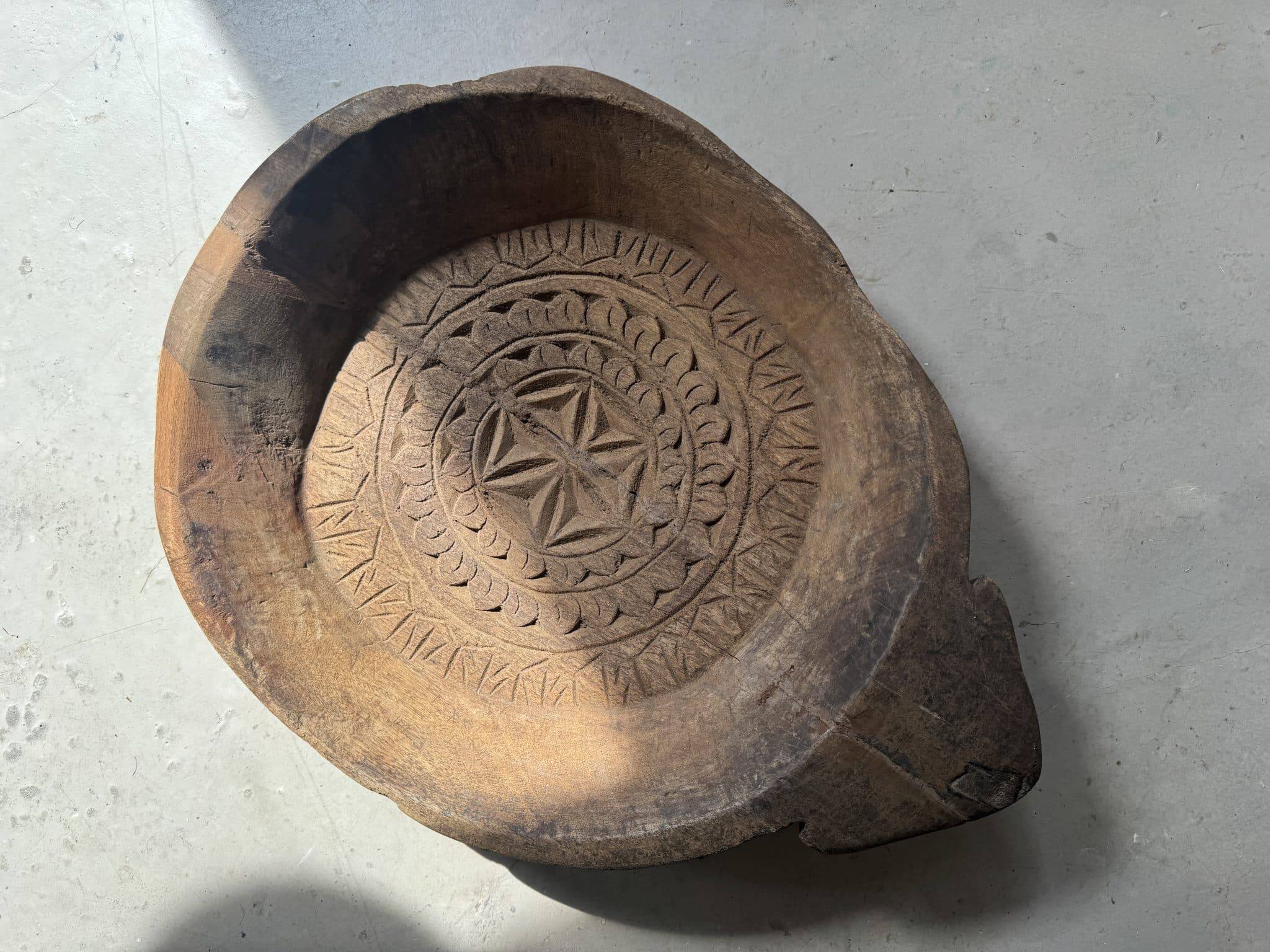 Ancient Indian plateau carved from solid wood "Rosette"