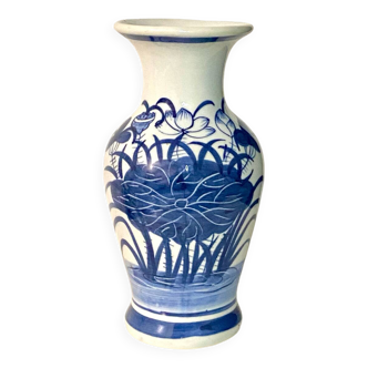 Vase blanc et bleu marine