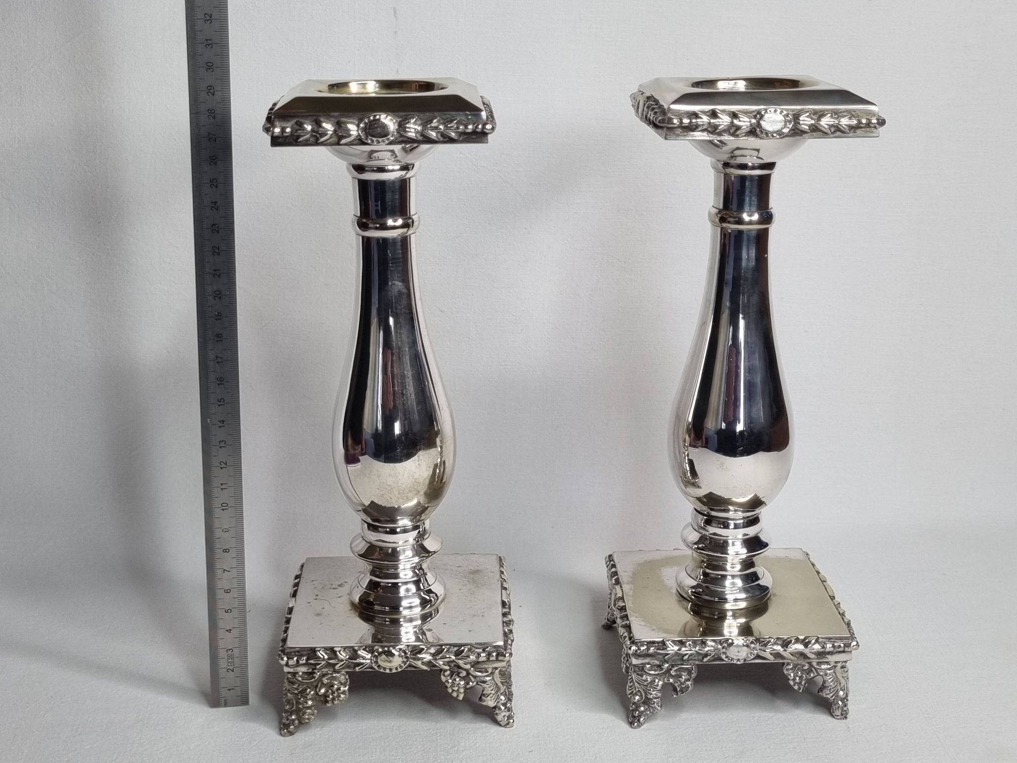 Paire de flambeaux style Louis XVI en métal argenté à plateformes 29 cm
