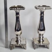 Paire de flambeaux style Louis XVI en métal argenté à plateformes 29 cm