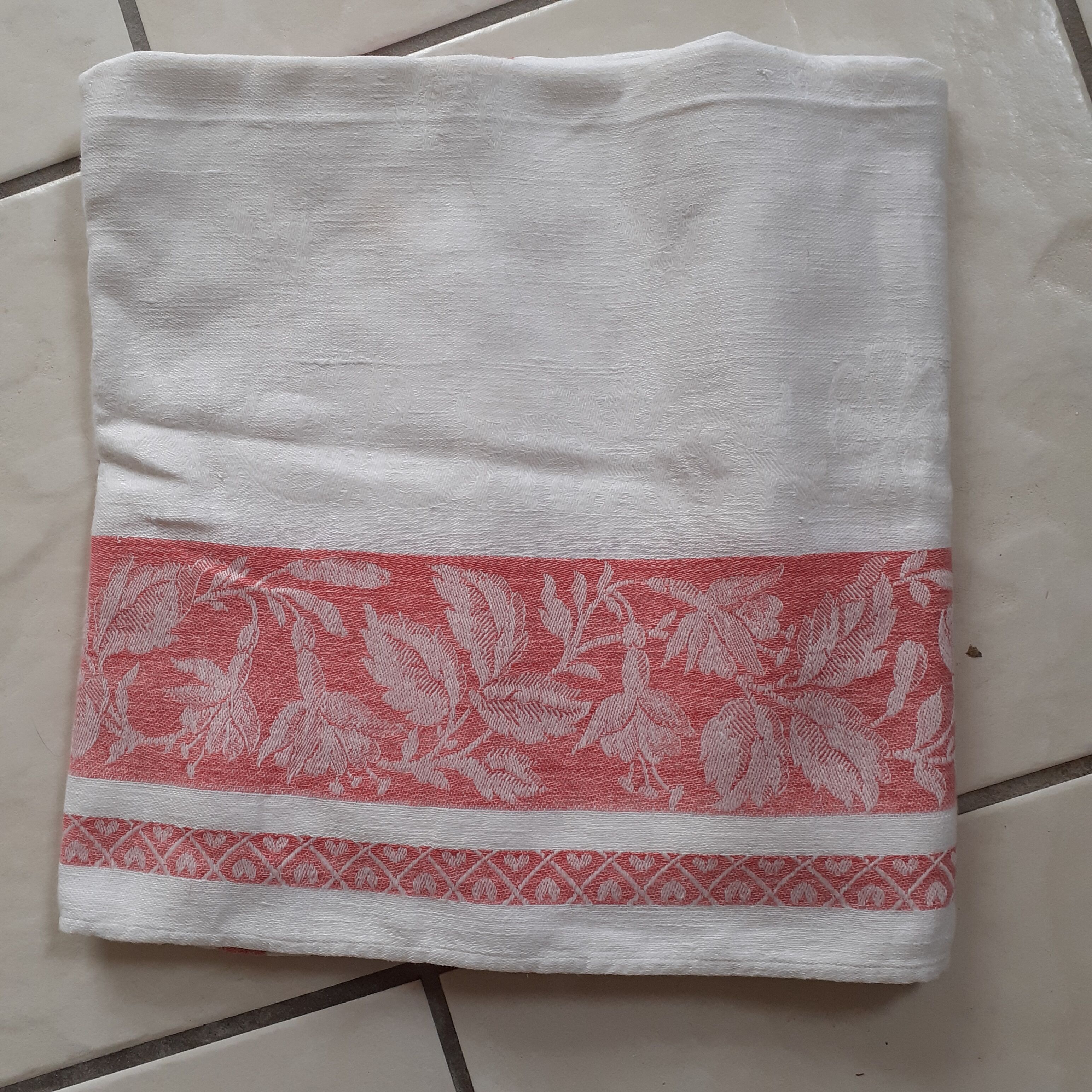 White damask tablecloth. Breve. Large red entourage.