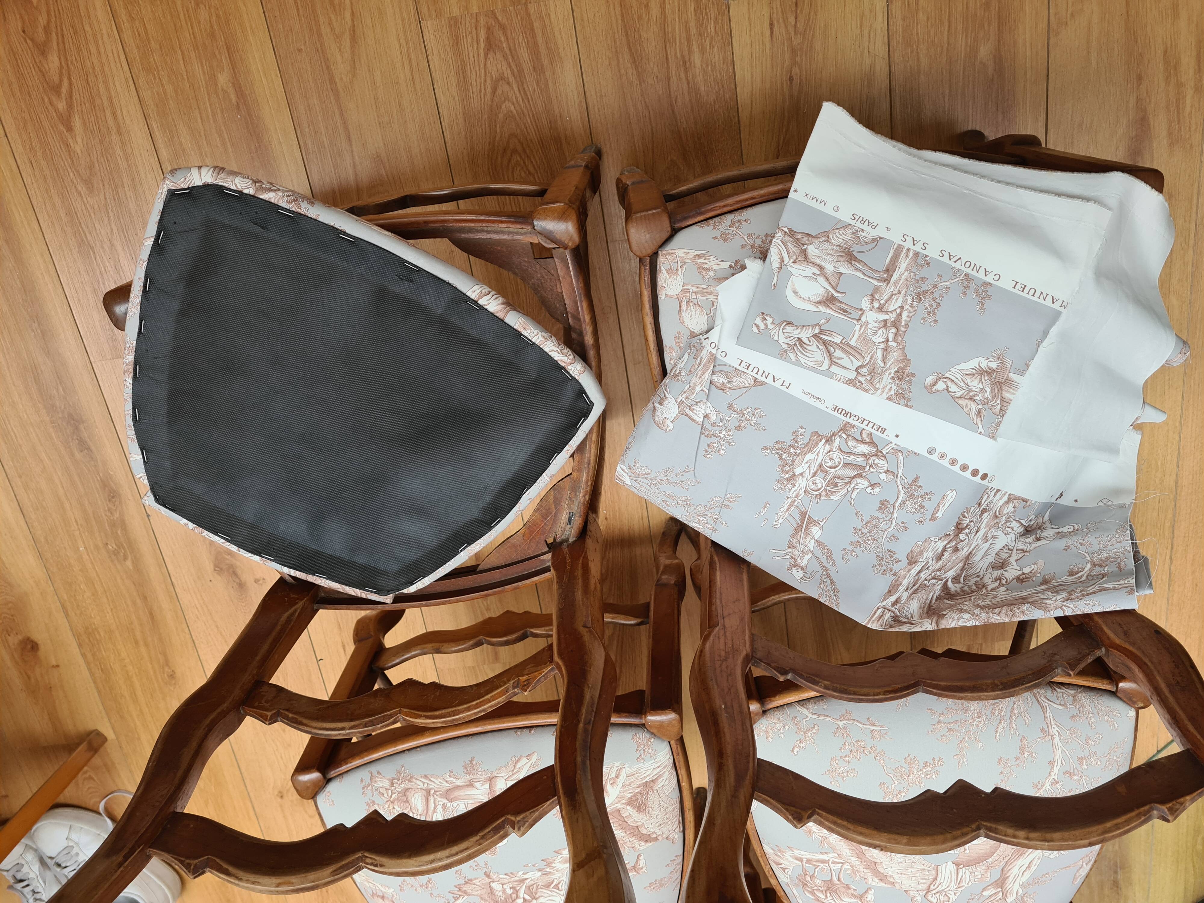 Chaises en merisier recouverte de Toile de Jouy