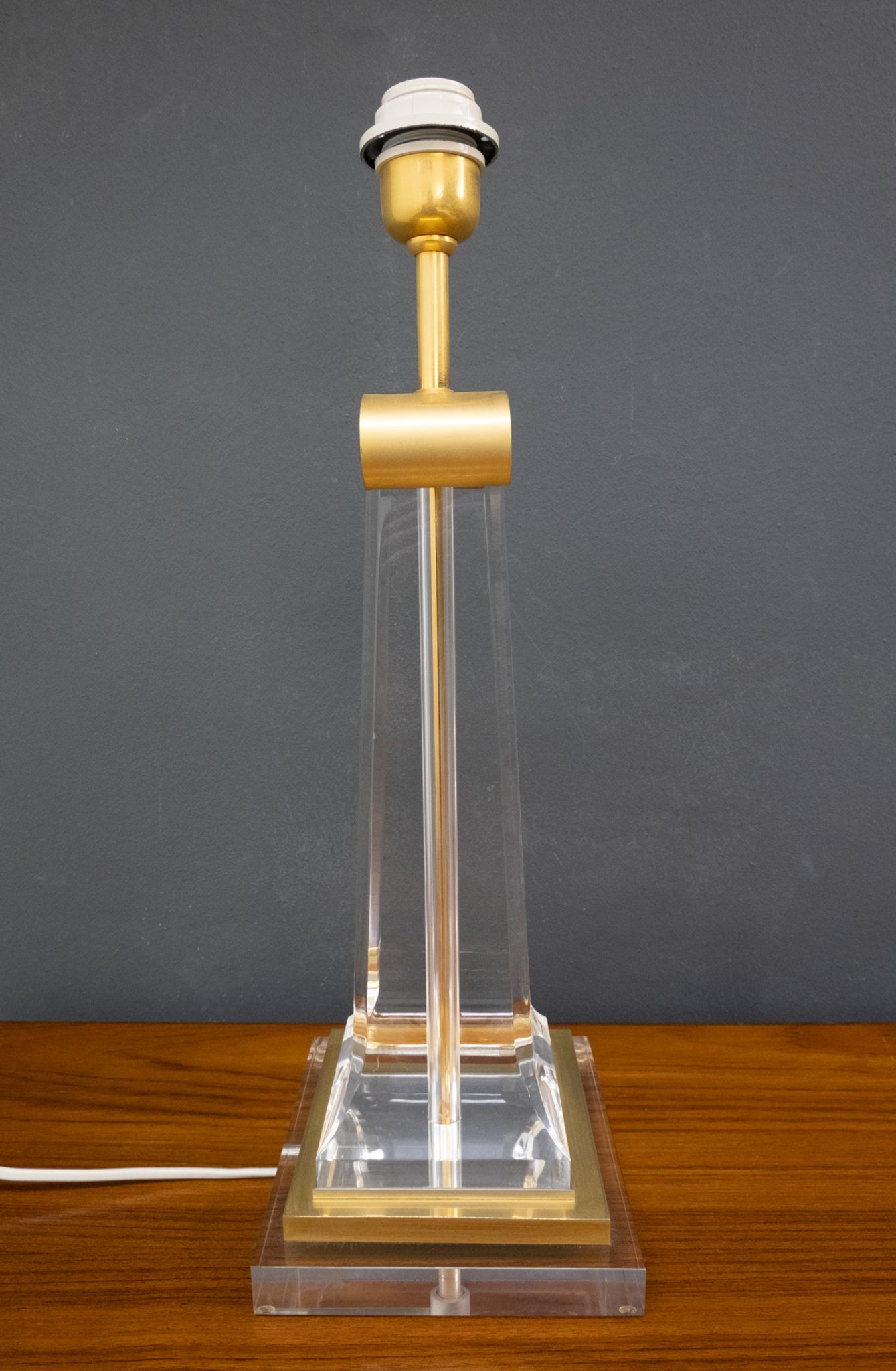 Lampe de table en laiton plaqué or Les Arcades Lucite