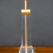 Lampe de table en laiton plaqué or Les Arcades Lucite