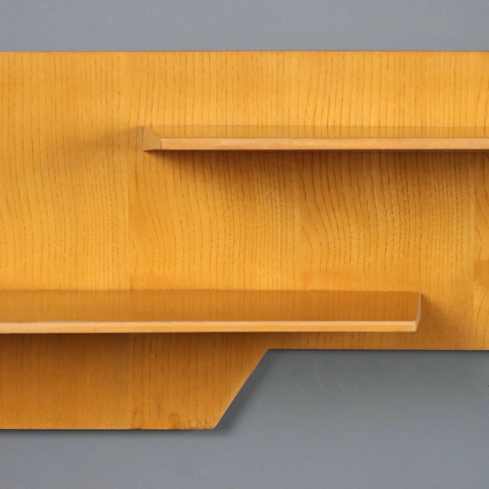 Vintage maple shelf with decoration, Italian design from the 1960s.
