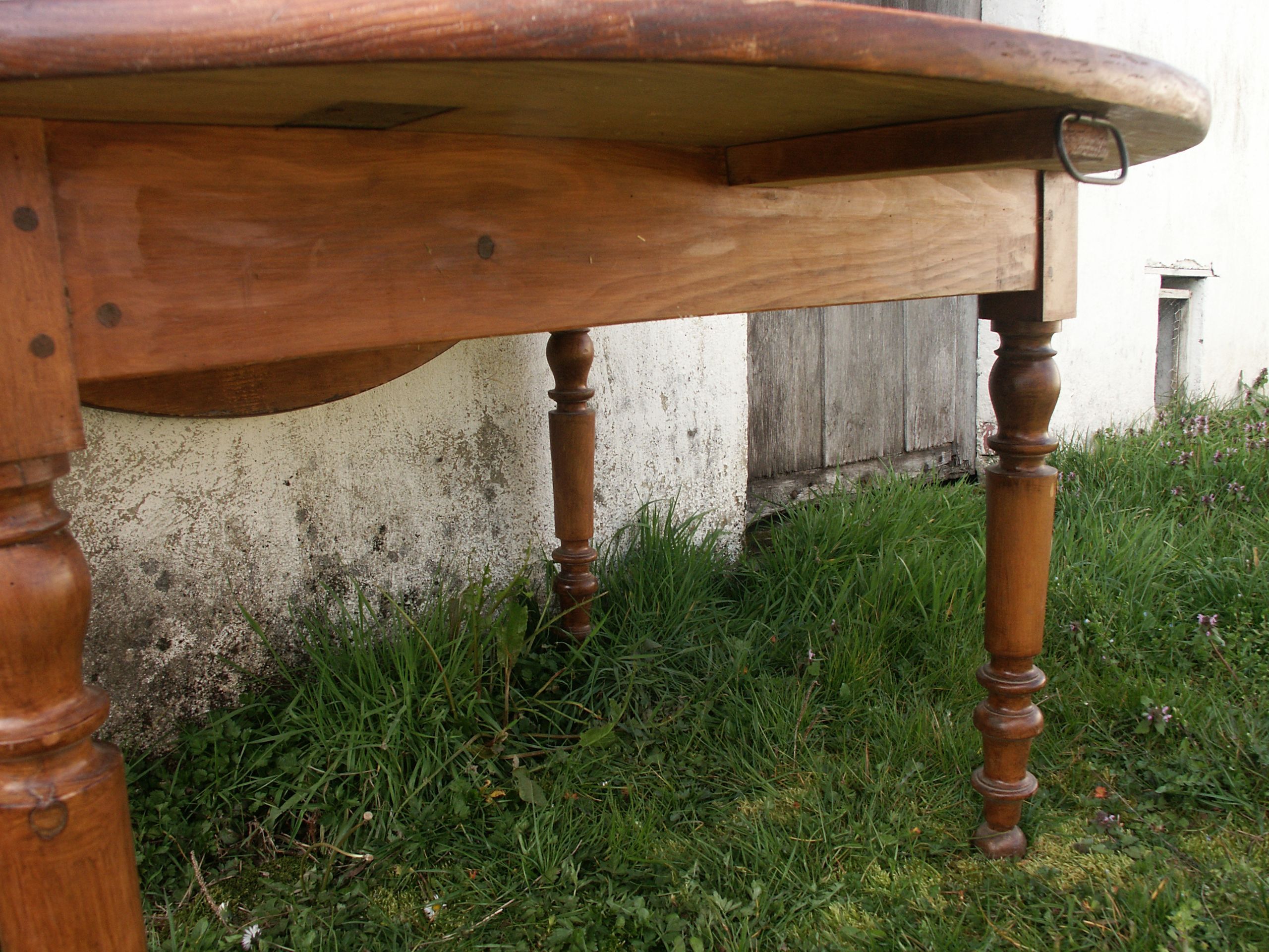 Round drop-leaf table in beech and pine